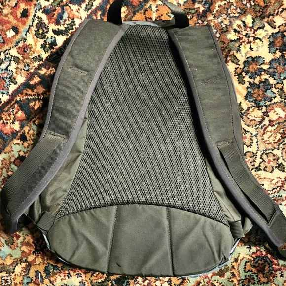 Tom Bihn Synapse backpack - Picture 2 of 5